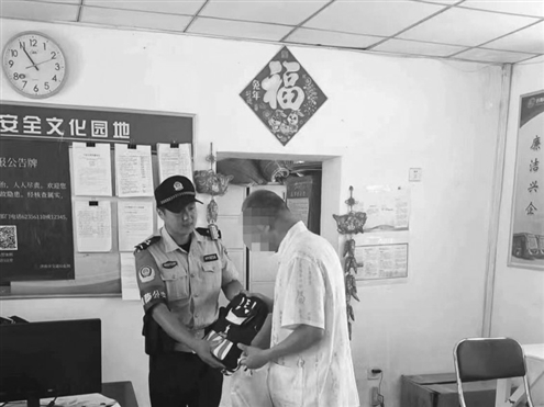 在民警的帮助下老人拿回忘记在公交车上的书包